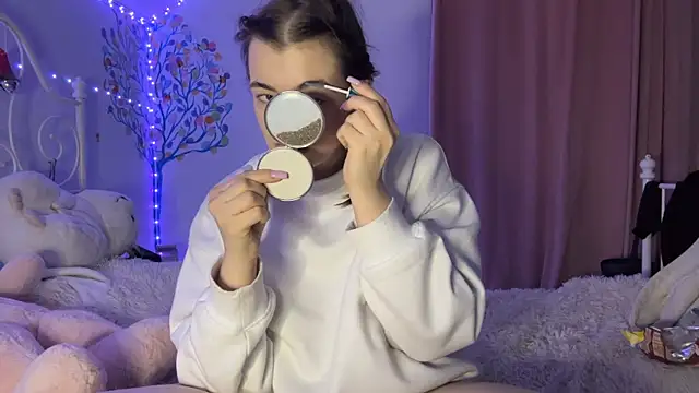 Snapshot of HoneyMist chatting on 10/26/25, 03:07 HoneyMist online show from 10/26/25, 03:07