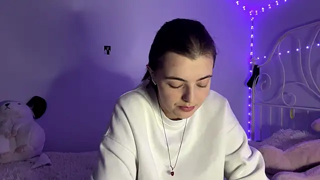 Snapshot of HoneyMist chatting on 11/10/25, 04:17 HoneyMist online show from 11/10/25, 04:17