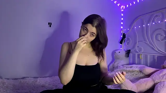 Snapshot of HoneyMist chatting on 11/11/25, 05:02 HoneyMist online show from 11/11/25, 05:02