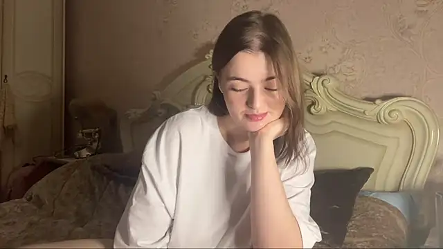 Snapshot of HoneyMist chatting on 11/18/25, 06:01 HoneyMist online show from 11/18/25, 06:01