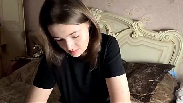 Snapshot of HoneyMist chatting on 11/19/25, 04:29 HoneyMist online show from 11/19/25, 04:29