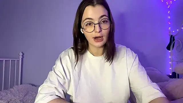 Snapshot of HoneyMist chatting on 11/25/25, 02:17 HoneyMist online show from 11/25/25, 02:17