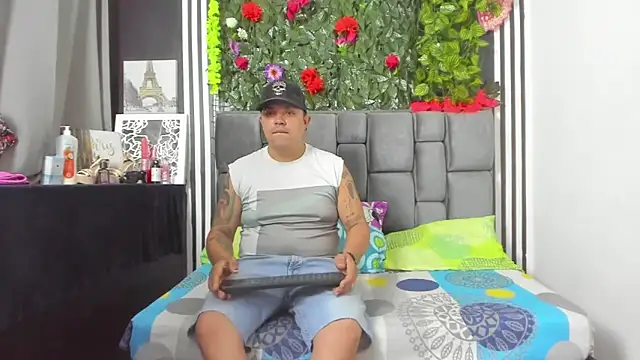 Snapshot of Hornycouple_Hot chatting on 11/07/25, 08:20 Hornycouple Hot online show from 11/07/25, 08:20