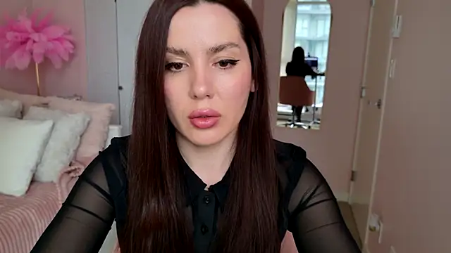 Snapshot of SirenSwitch chatting on 10/16/25, 09:27 SirenSwitch online show from 10/16/25, 09:27