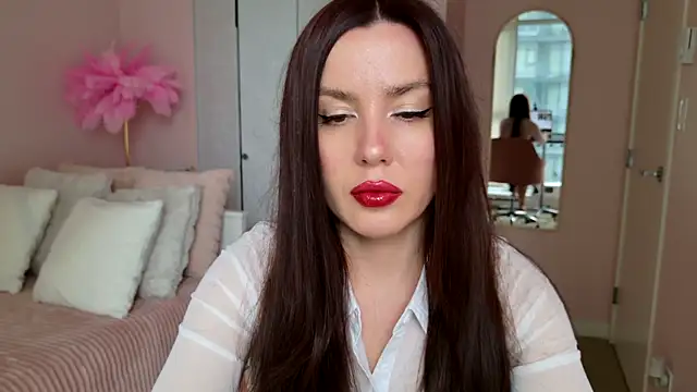 Snapshot of SirenSwitch chatting on 11/15/25, 09:21 SirenSwitch online show from 11/15/25, 09:21