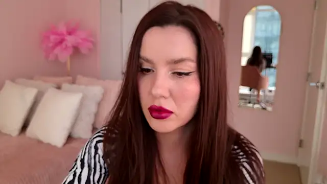 Snapshot of SirenSwitch chatting on 11/19/25, 09:59 SirenSwitch online show from 11/19/25, 09:59