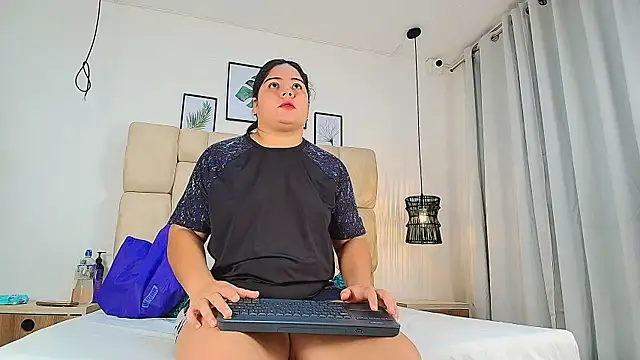 Snapshot of elizawiliamst chatting on 10/15/25, 11:43 elizawiliamst online show from 10/15/25, 11:43