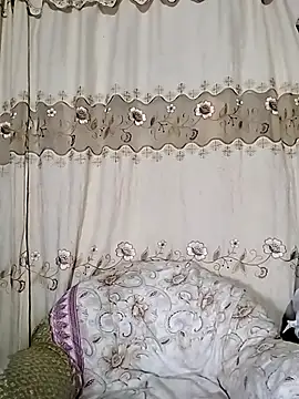 Snapshot of Vyxen__ chatting on 12/18/25, 04:18 Vyxen online show from 12/18/25, 04:18