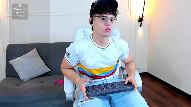 Snapshot of Jhoumod_21 chatting on 10/02/25, 10:33 Jhoumod 21 online show from 10/02/25, 10:33