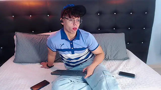 Snapshot of Jhoumod_21 chatting on 10/04/25, 10:35 Jhoumod 21 online show from 10/04/25, 10:35