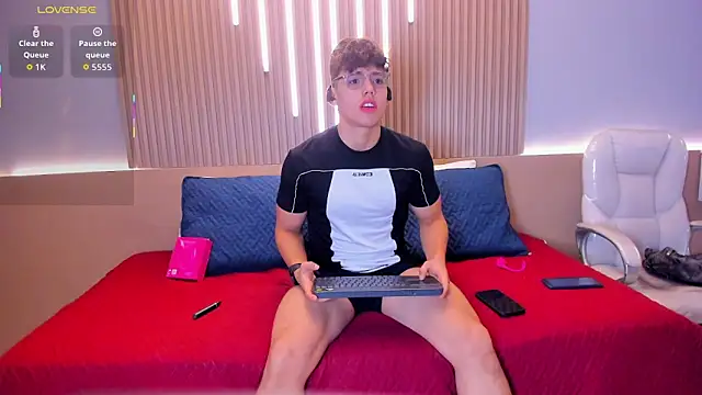 Snapshot of Jhoumod_21 chatting on 10/08/25, 10:35 Jhoumod 21 online show from 10/08/25, 10:35