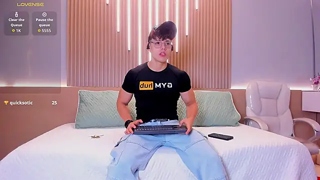 Snapshot of Jhoumod_21 chatting on 10/17/25, 10:18 Jhoumod 21 online show from 10/17/25, 10:18