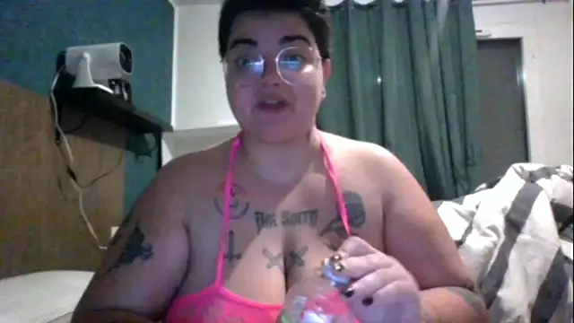 Snapshot of PirateXL chatting on 04/01/26, 11:24 PirateXL online show from 04/01/26, 11:24