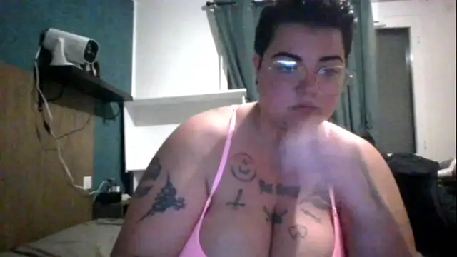 Snapshot of PirateXL chatting on 04/02/26, 10:40 PirateXL online show from 04/02/26, 10:40