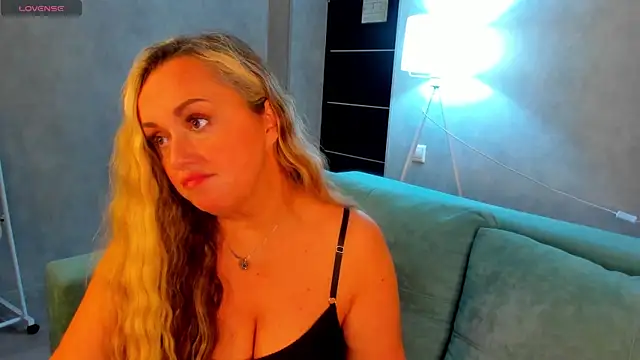 Snapshot of Sky_Kuper chatting on 11/11/25, 12:43 Sky Kuper online show from 11/11/25, 12:43