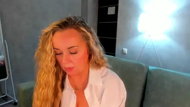 Snapshot of Sky_Kuper chatting on 12/04/25, 11:02 Sky Kuper online show from 12/04/25, 11:02