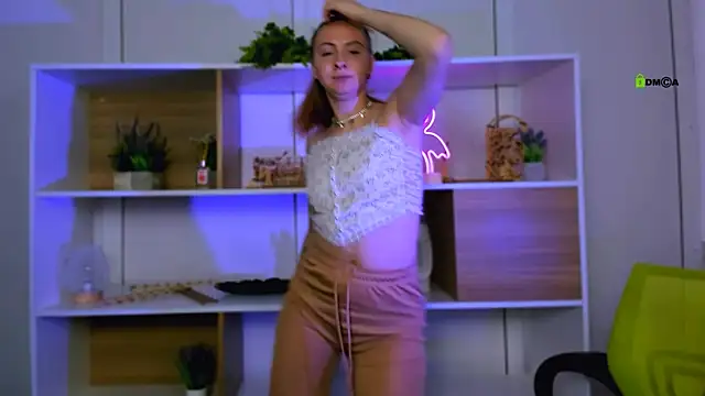 Snapshot of mila_glow1 chatting on 09/08/25, 04:28 mila glow1 online show from 09/08/25, 04:28