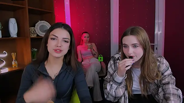 Snapshot of mila_glow1 chatting on 11/17/25, 05:57 mila glow1 online show from 11/17/25, 05:57