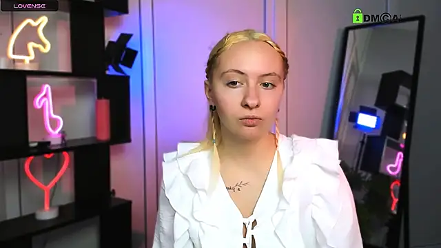 Snapshot of mila_glow1 chatting on 12/17/25, 07:31 mila glow1 online show from 12/17/25, 07:31