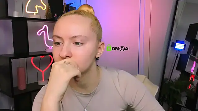 Snapshot of mila_glow1 chatting on 12/21/25, 06:31 mila glow1 online show from 12/21/25, 06:31