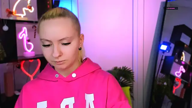 Snapshot of mila_glow1 chatting on 01/08/26, 07:27 mila glow1 online show from 01/08/26, 07:27