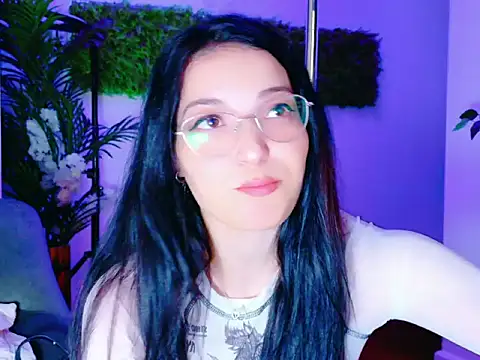 Snapshot of CutenessGirl chatting on 12/04/25, 10:24 CutenessGirl online show from 12/04/25, 10:24