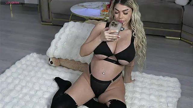 Ellyxxxelly online show from 10/13/25, 04:51