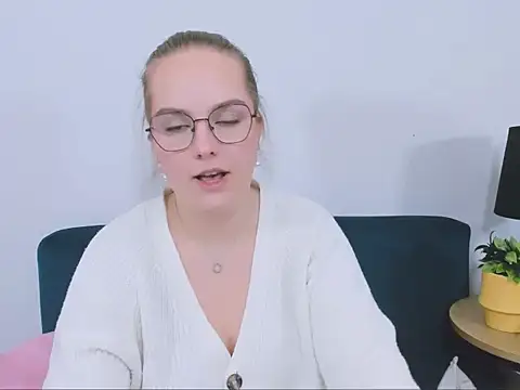 Snapshot of AliceCrazy69 chatting on 12/16/25, 04:23 AliceCrazy69 online show from 12/16/25, 04:23