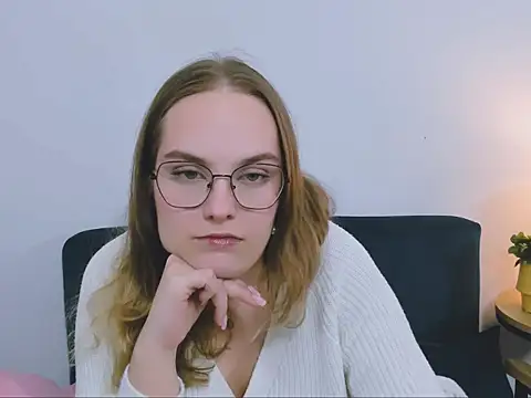 Snapshot of AliceCrazy69 chatting on 12/18/25, 04:02 AliceCrazy69 online show from 12/18/25, 04:02