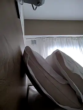 Snapshot of lauflor chatting on 02/21/26, 01:01 lauflor online show from 02/21/26, 01:01