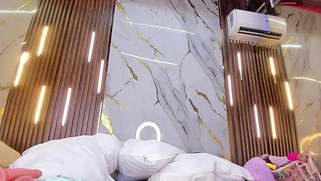 VictoriaDuart online show from 12/18/25, 08:26