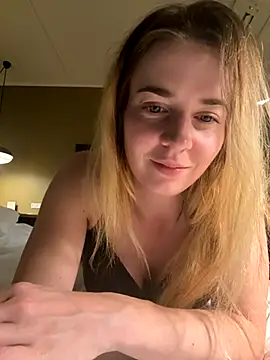 Snapshot of ellieen chatting on 10/22/25, 08:08 ellieen online show from 10/22/25, 08:08
