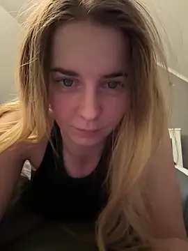 Snapshot of ellieen chatting on 11/15/25, 11:32 ellieen online show from 11/15/25, 11:32