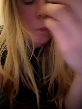 Snapshot of ellieen chatting on 11/22/25, 11:15 ellieen online show from 11/22/25, 11:15