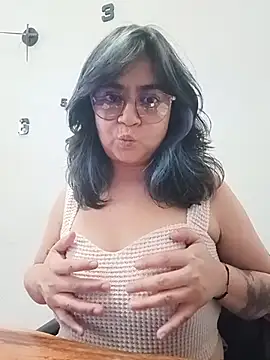 Snapshot of LylaVixxen chatting on 04/10/26, 05:06 LylaVixxen online show from 04/10/26, 05:06