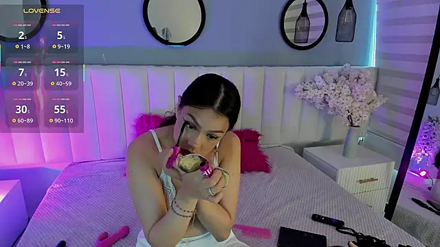 Mila Hank  online show from 12/03/25, 12:25