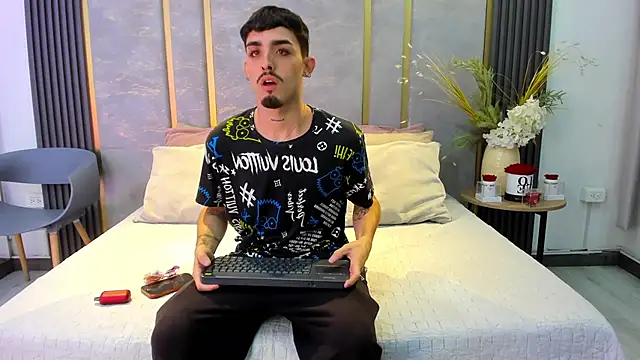 Snapshot of NikoStone_ chatting on 10/24/25, 04:20 NikoStone online show from 10/24/25, 04:20