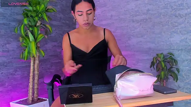 Snapshot of _ValeriaMontes chatting on 09/15/25, 05:57  ValeriaMontes online show from 09/15/25, 05:57