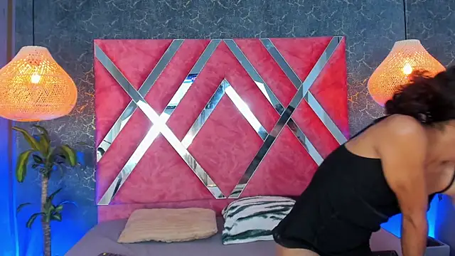 Snapshot of _ValeriaMontes chatting on 09/19/25, 05:09  ValeriaMontes online show from 09/19/25, 05:09