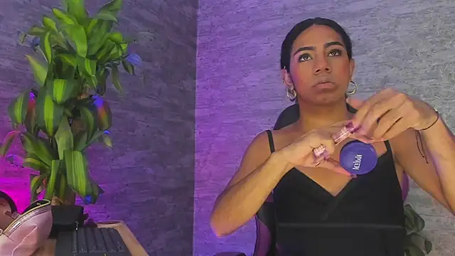 Snapshot of _ValeriaMontes chatting on 10/04/25, 07:01  ValeriaMontes online show from 10/04/25, 07:01