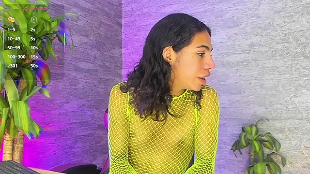 Snapshot of _ValeriaMontes chatting on 10/05/25, 05:55  ValeriaMontes online show from 10/05/25, 05:55