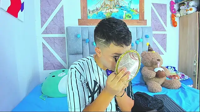 Snapshot of christopher_Hot chatting on 04/01/26, 11:35 christopher Hot online show from 04/01/26, 11:35