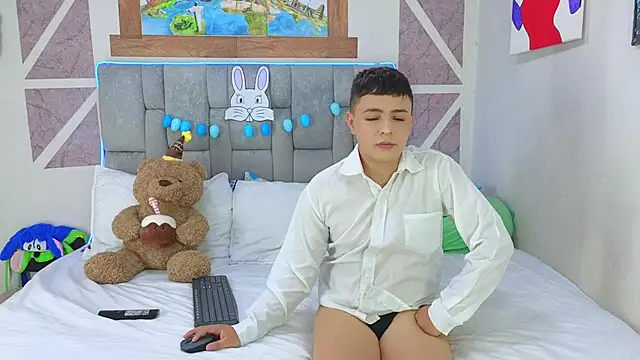 Snapshot of christopher_Hot chatting on 04/06/26, 08:43 christopher Hot online show from 04/06/26, 08:43