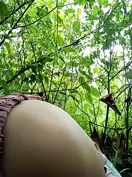 Snapshot of may-squirl chatting on 09/16/25, 04:02 may-squirl online show from 09/16/25, 04:02