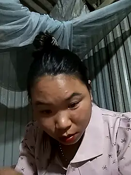 Snapshot of may-squirl chatting on 10/18/25, 11:33 may-squirl online show from 10/18/25, 11:33