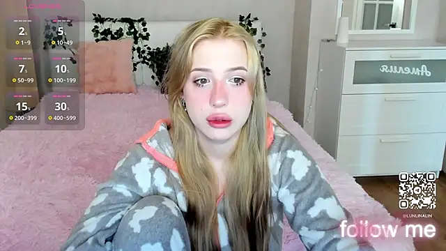 Snapshot of LightStar_18 chatting on 10/04/25, 08:56 LightStar 18 online show from 10/04/25, 08:56