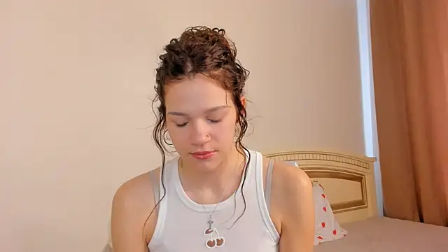 Snapshot of VelvetRisque chatting on 04/14/26, 06:52 VelvetRisque online show from 04/14/26, 06:52