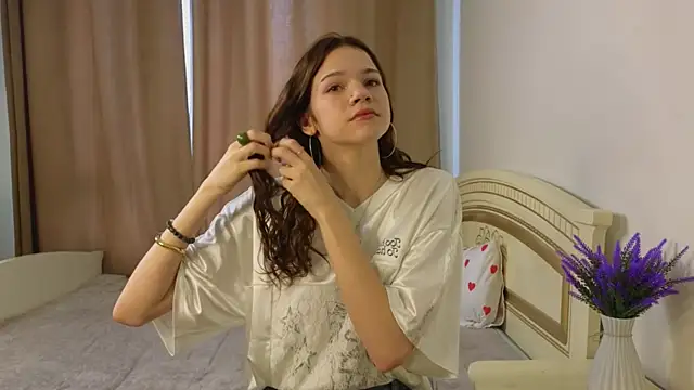 Snapshot of VelvetRisque chatting on 04/22/26, 06:05 VelvetRisque online show from 04/22/26, 06:05