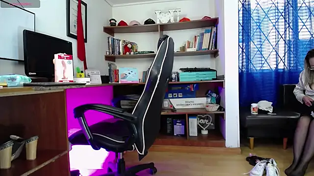 Snapshot of GretaVoss_ chatting on 10/27/25, 07:07 GretaVoss  online show from 10/27/25, 07:07