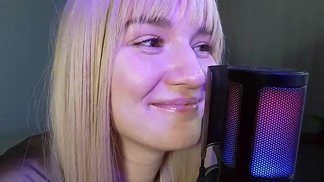 Snapshot of LunaXLoverx chatting on 10/08/25, 10:18 LunaXLoverx online show from 10/08/25, 10:18